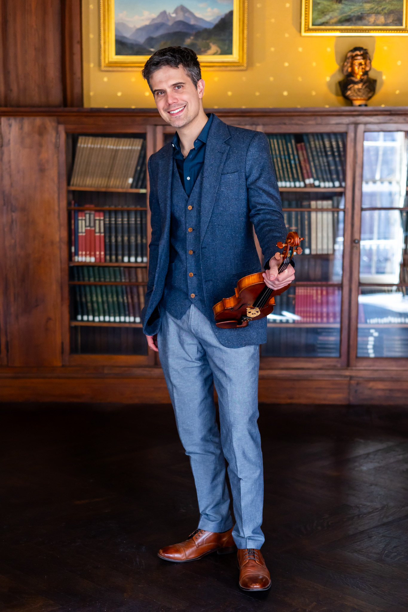Nathan Gourley portrait with fiddle